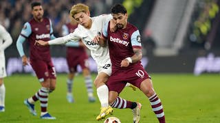 SC-Freiburg-Angreifer Ritsu Doan im Duell mit Lucas Paqueta von West Ham United.