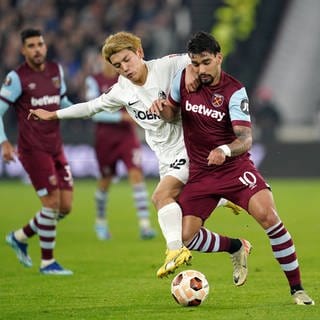 SC-Freiburg-Angreifer Ritsu Doan im Duell mit Lucas Paqueta von West Ham United.