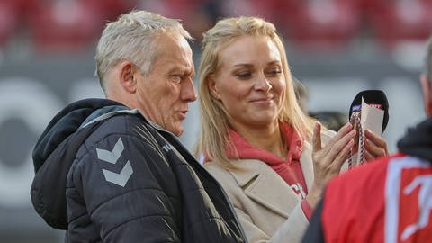 Christian Streich macht ein Selfie mit Moderatorin Britta Hofmann