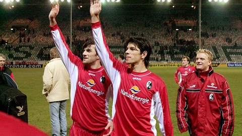 Levan Zkitischwili (links), Levan Kobiaschwili (Mitte) und Tobias Willi im Dreisamstadion.