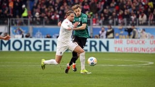 SC-Freiburg-Stürmer Lucas Höler im Duell mit Stuttgarts Verteidiger Anthony Rouault.