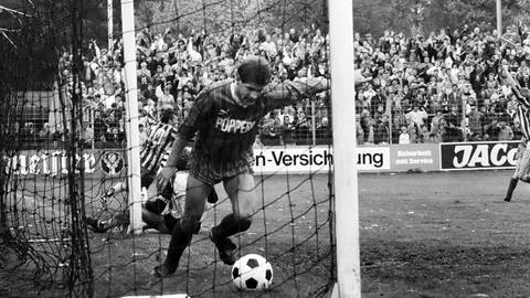 Mit dem ehemaligen Zweitliga-Stürmer Maximilian Hauck (hier im Trikot des SC Freiburg bei der 0:3-Niederlage bei den Stuttgarter Kickers) geht Benno Kuhn ab und zu zum SC Freiburg.