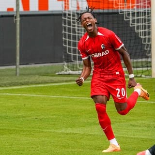 Stürmer Junior Adamu bejubelt seinen Treffer im Testspiel des SC Freiburg gegen den SCR Altach.