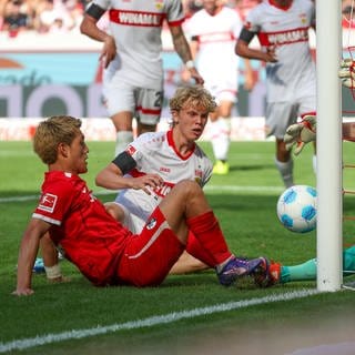 Ritsu Doan erzielt auf dem Boden sitzend ein Tor gegen den VfB Stuttgart