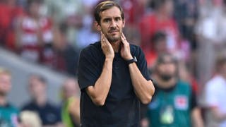 Coach Julian Schuster (SC Freiburg) enttäuscht an der Seitenlinie