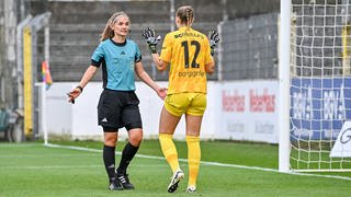 Schiedsrichterin Theresa Hug spricht mit Torhüterin Rafaela Borggraefe (SC Freiburg Frauen).