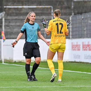 Schiedsrichterin Theresa Hug spricht mit Torhüterin Rafaela Borggraefe (SC Freiburg Frauen).