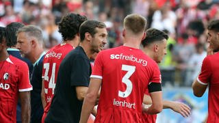 Trainer Julian Schuster (blaues Shirt) und sein SC Freiburg