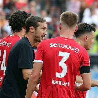 Trainer Julian Schuster (blaues Shirt) und sein SC Freiburg