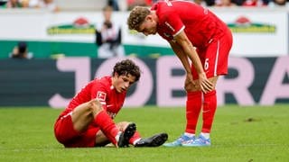 Merlin Röhl (SC Freiburg) sitzt im Spiel gegen Bochum verletzt am Boden