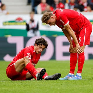 Merlin Röhl (SC Freiburg) sitzt im Spiel gegen Bochum verletzt am Boden