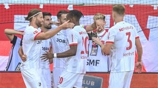 Vincenzo Grifo (SC Freiburg) jubelt mit seiner Mannschaft nach treffer zum 3:0 beim 1. FC Heidenheim.