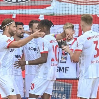 Vincenzo Grifo (SC Freiburg) jubelt mit seiner Mannschaft nach treffer zum 3:0 beim 1. FC Heidenheim.