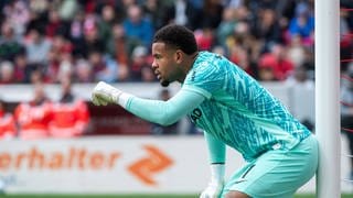 SC Freiburg Towrwart Noah Atubolu beim Spiel gegen St. Pauli.