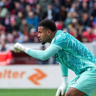 SC Freiburg Towrwart Noah Atubolu beim Spiel gegen St. Pauli.