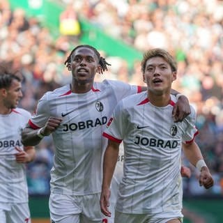 Ritsu Doan bejubelt seinen 1:0-Siegtreffer gegen Bremen. 