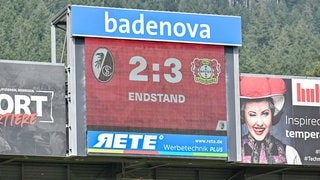 Die Anzeigetafel im Freiburger Stadion