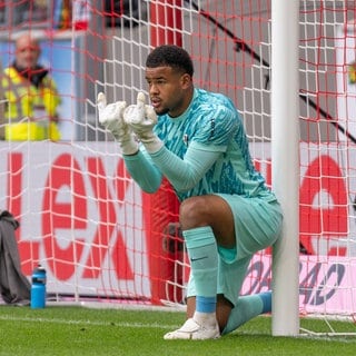 Freiburgs Torwart Noah Atubolu stellt seine Teamkollegen im Bundesliga-Heimspiel gegen St. Pauli.