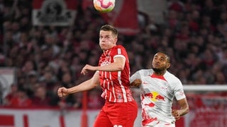 Fussball DFB-Pokal Halbfinale - 22 23 - SC Freiburg vs. RB Leipzig - 02-05-2023 Matthias Ginter (SC Freibur) beim Kopfballduell mit Christopher Nkunku (RB Leipzig 