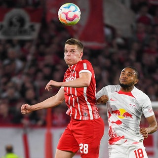 Fussball DFB-Pokal Halbfinale - 22 23 - SC Freiburg vs. RB Leipzig - 02-05-2023 Matthias Ginter (SC Freibur) beim Kopfballduell mit Christopher Nkunku (RB Leipzig 