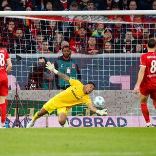 Noah Atubolu pariert einen Torabschluss gegen Mainz 05. 