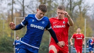 Matthias Ginter (SC Freiburg, re.) im Duell mit Andrin Hunziker (Karlsruher SC)