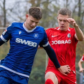 Matthias Ginter (SC Freiburg, re.) im Duell mit Andrin Hunziker (Karlsruher SC)