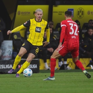 Freiburg-Spielmacher Vincenzo Grifo war gegen den BVB häufig in der Defensive gefordert - wie hier gegen Julian Ryerson.