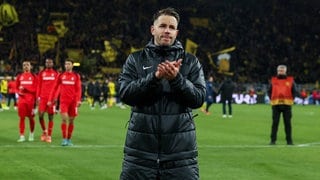 Christian Günter klatscht für die Freiburger Fans in Dortmund