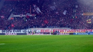 Auf der Fantribüne des Europa-Park-Stadions solidarisierte sich ein Teil der Fans mit den 78 Anhängern, die von dem Spiel ausgeschlossen worden waren. Einige Stufen der Stehplatztribüne blieben demonstrativ leer. Auf einem Spruchband auf der Südtribüne war zu lesen: "Gegen eure Willkür - Gegen Betretungsverbote".