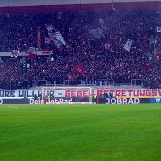 Auf der Fantribüne des Europa-Park-Stadions solidarisierte sich ein Teil der Fans mit den 78 Anhängern, die von dem Spiel ausgeschlossen worden waren. Einige Stufen der Stehplatztribüne blieben demonstrativ leer. Auf einem Spruchband auf der Südtribüne war zu lesen: "Gegen eure Willkür - Gegen Betretungsverbote".