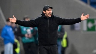 Julian Schuster, Trainer SC Freiburg, gestikuliert am Spielfeldrand beim Spiel gegen die TSG Hoffenheim.