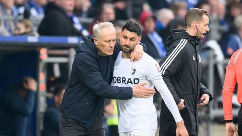 Trainer Christian STREICH (FR) umarmt Vincenzo GRIFO (FR) nach dessen Auswechslung,