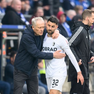 Trainer Christian STREICH (FR) umarmt Vincenzo GRIFO (FR) nach dessen Auswechslung,