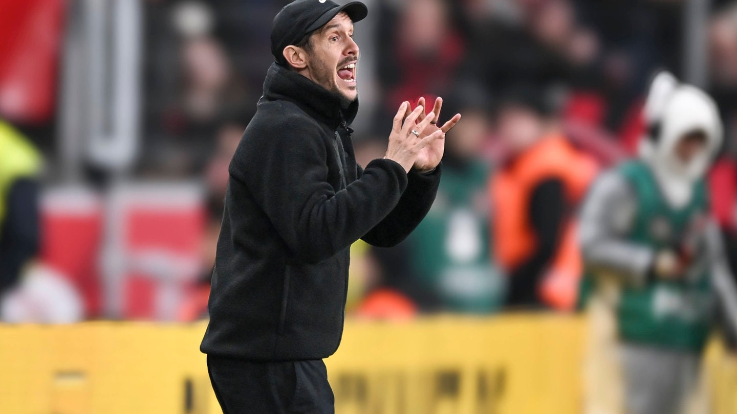 Julian Schuster (Trainer SC Freiburg) beim Spiel der Breisgauer in Leverkusen.