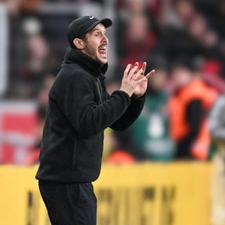 Julian Schuster (Trainer SC Freiburg) beim Spiel der Breisgauer in Leverkusen.