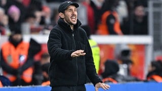 Julian Schuster (Trainer SC Freiburg) gestikuliert beim Spiel in Leverkusen.