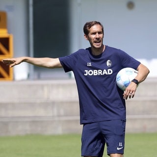 SC Freiburg-Trainer Julian Schuster, hier beim Sommer-Trainingslager