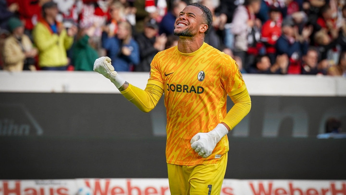 SC Freiburgs Keeper Noah Atubolu ballt die Faust zum Jubel