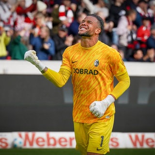 SC Freiburgs Keeper Noah Atubolu ballt die Faust zum Jubel