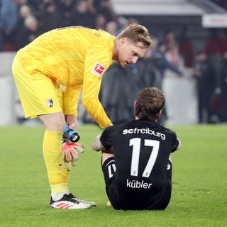 Florian Müller und Lukas Kübler (SC Freiburg) klatschen sich nach der 0:4-Niederlage gegen den VfB-Stuttgart ab.