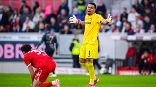 Freiburgs Torhüter Noah Atubolu ärgert sich über die Niederlage gegen Bayern. 