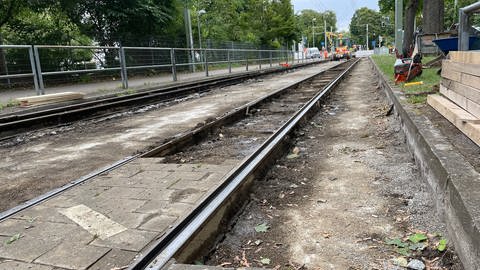 Die Gleisarbeiten an der Straßenbahnlinie 1 in Richtung Donaustadion sollen Ende August abgeschlossen sein.