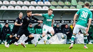 Romario Rösch (SSV Ulm 1846) im Zweikampf mit Daouda Belem vom VfB Lübeck.