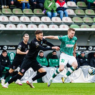 Romario Rösch (SSV Ulm 1846) im Zweikampf mit Daouda Belem vom VfB Lübeck.