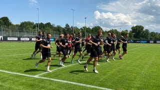 Warmlaufen für die zweite Liga: die Spieler des SSV Ulm beim letzten öffentlichen Training am Freitagnachmittag vor dem ersten Heimspiel am Sonntag.