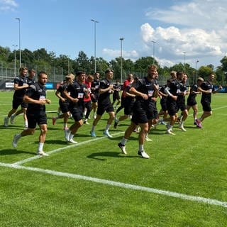 Warmlaufen für die zweite Liga: die Spieler des SSV Ulm beim letzten öffentlichen Training am Freitagnachmittag vor dem ersten Heimspiel am Sonntag.
