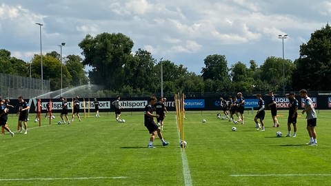 Ballannahme und kurze Pässe. Eine Übungseinheit beim letzten öffentlichen Training der Fußballer des SSV Ulm vor dem Start in die zweite Liga.