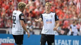 Philipp Strompf und Luka Hyryläinen klatschen sich ab. Nach der 1:2-Niederlage changiert der SSV Ulm 1846 Fußball zwischen Frust und Stolz.