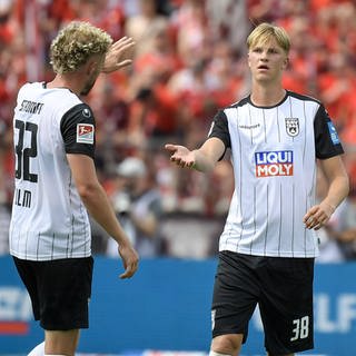 Philipp Strompf und Luka Hyryläinen klatschen sich ab. Nach der 1:2-Niederlage changiert der SSV Ulm 1846 Fußball zwischen Frust und Stolz.